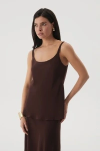 tank_top_sella_iz_shelka_shokolad