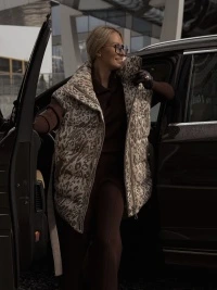 zhilet_leopard_na_pukhu_iz_merinosa_i_khlopka_bezhevyy_miks
