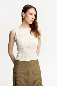 tank_top_v_rubchik_s_vyrezom_lodochka_iz_shelka_molochnyy