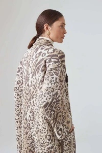 palto_s_zhakkardovym_printom_leopard_iz_merinosa_i_khlopka_bezhevyy_miks