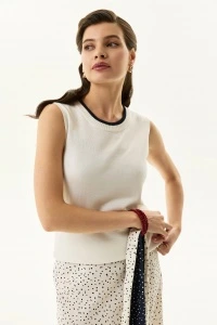 galstuk_tokkata_iz_shelka_i_viskozy_siniy_v_belyy_goroshek
